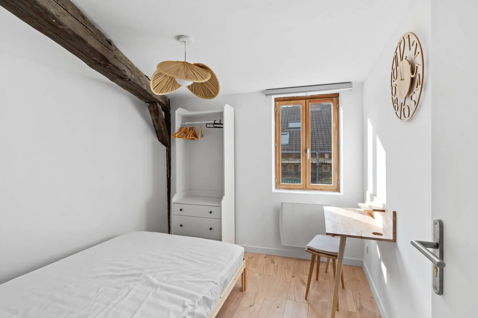 Chambre d'étudiant à  avec espace d'étude et installations communes