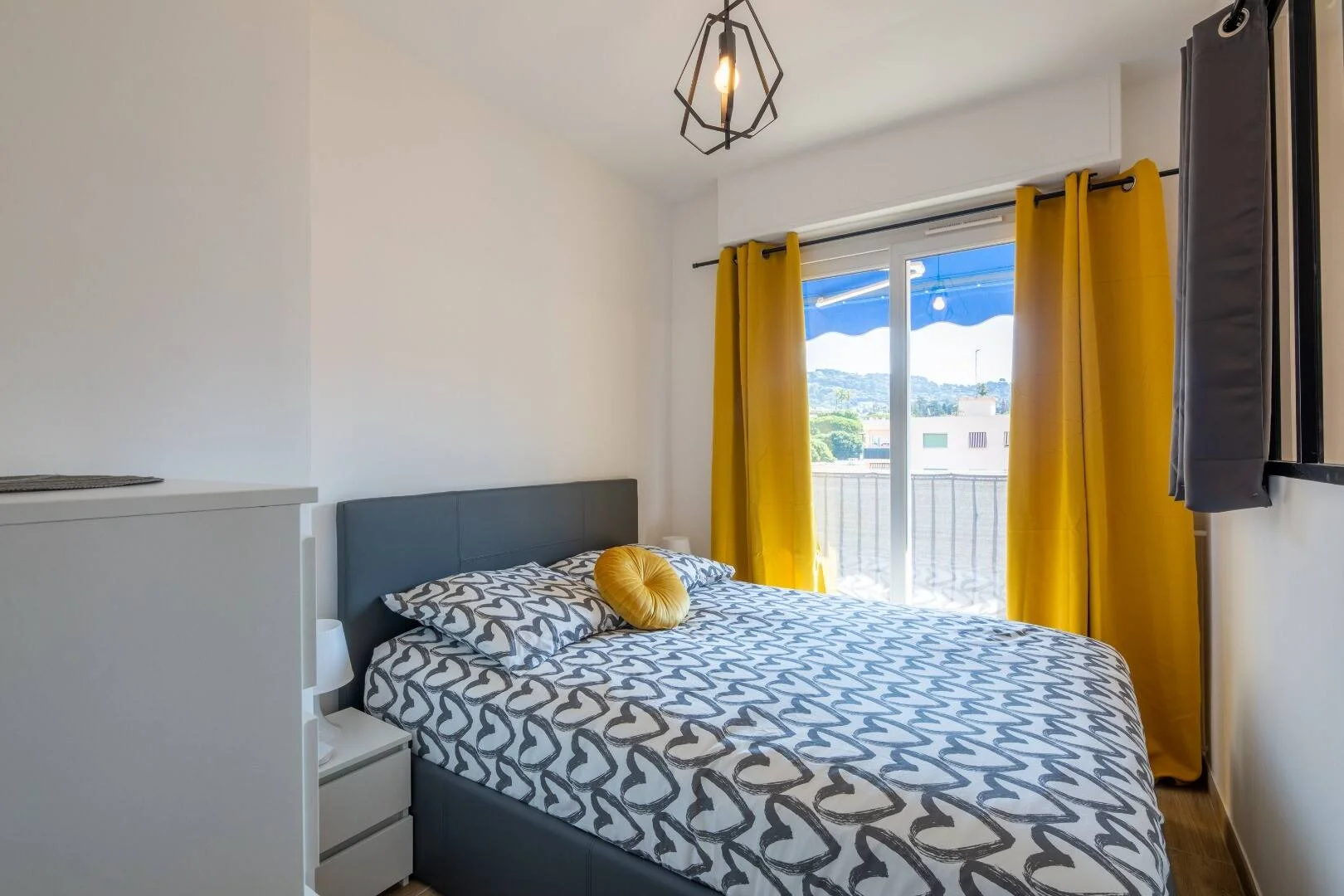 Quarto de estudante em  com área de estudo e instalações partilhadas