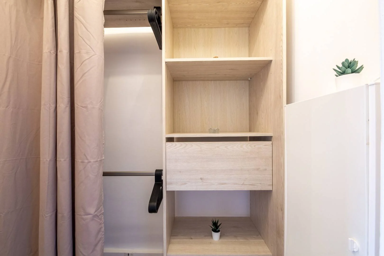 Quarto para alugar em apartamento de estudantes em , totalmente mobilado