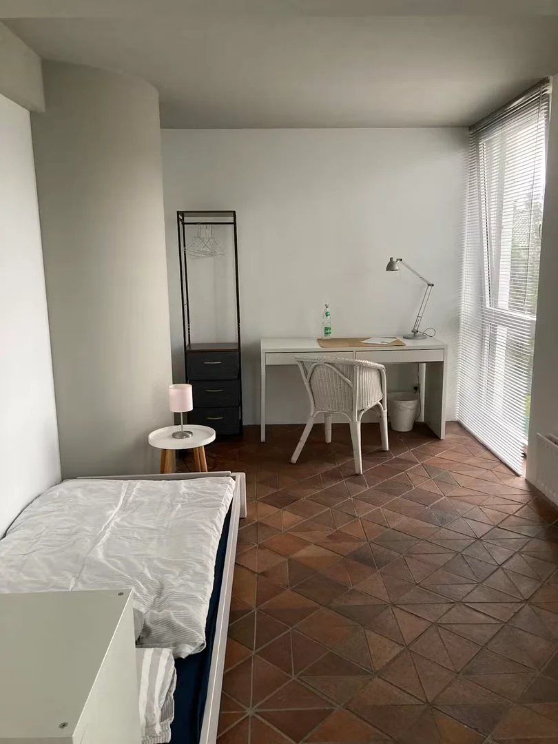 'de öğrenci dairesinde, tamamen mobilyalı kiralık oda