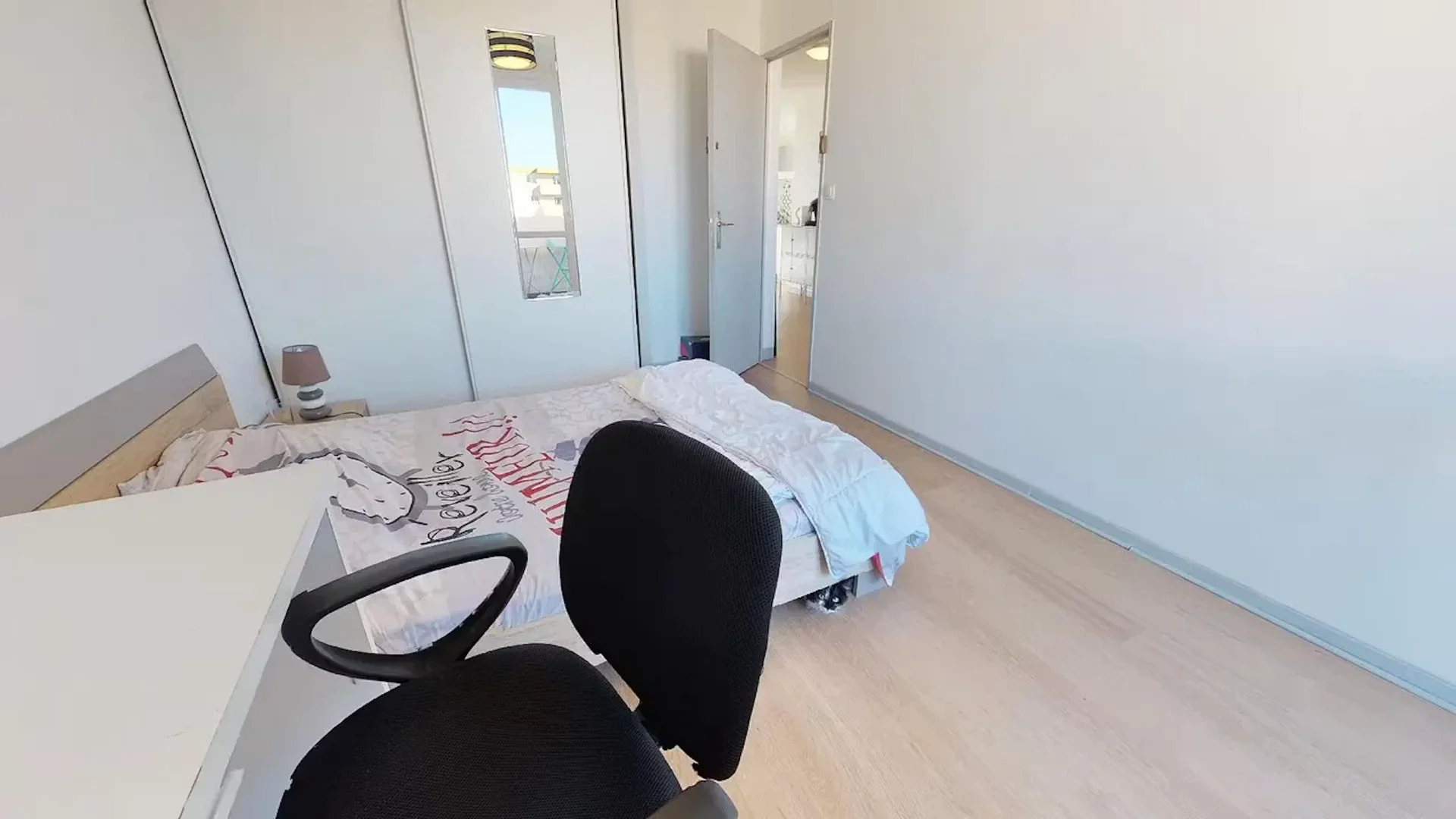 Chambre d'étudiant lumineuse et aérée avec accès facile à l'université dans