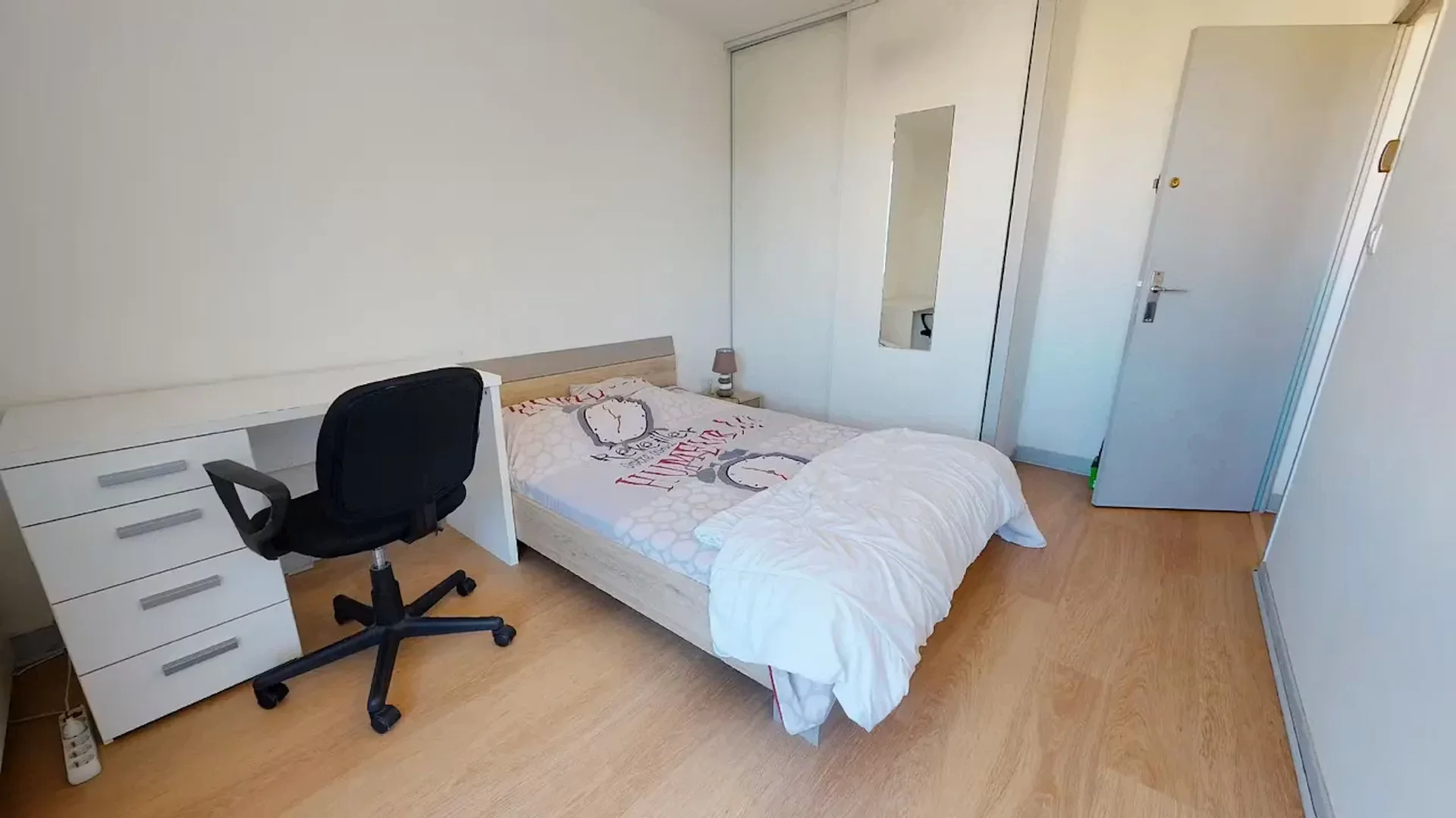 Chambre d'étudiant lumineuse et aérée avec accès facile à l'université dans
