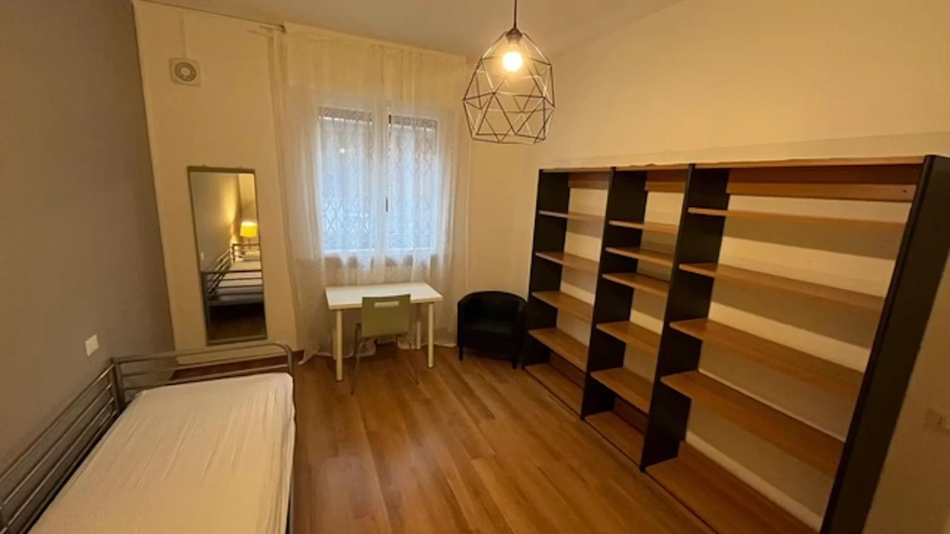 Niedrogi pokój dla studentów z dużym oświetleniem w 