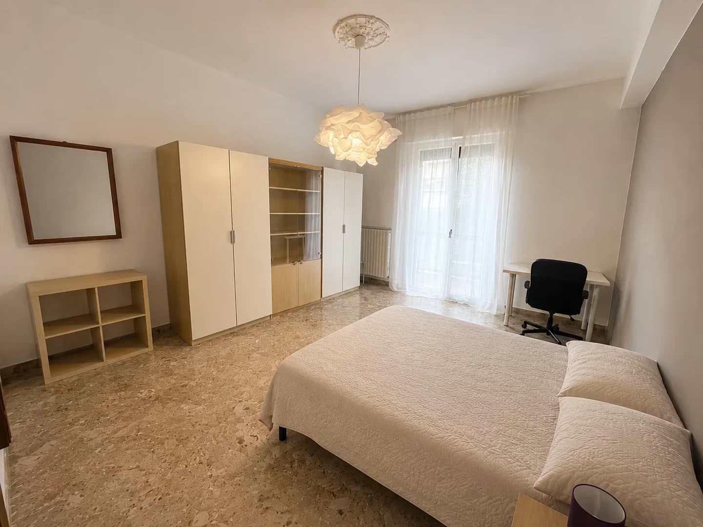 Habitación estudiantil luminosa y aireada con fácil acceso a la universidad en 