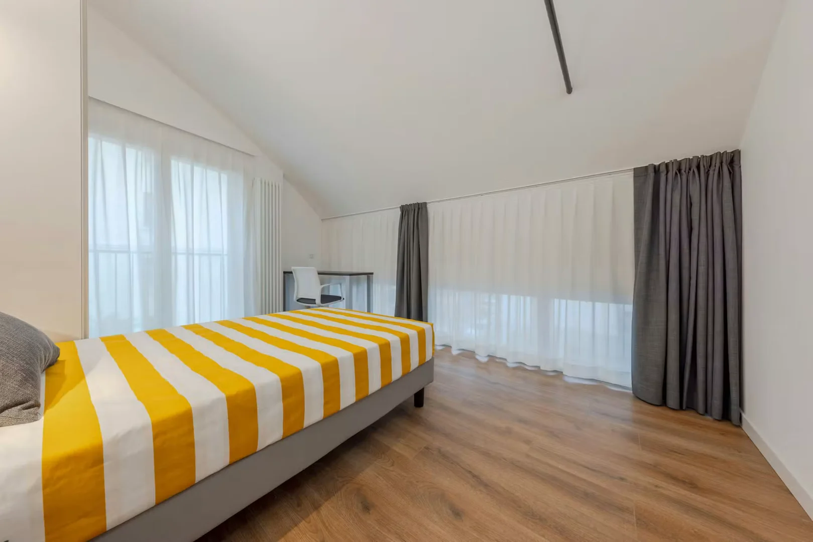 Quarto de estudante económico perto do campus em 