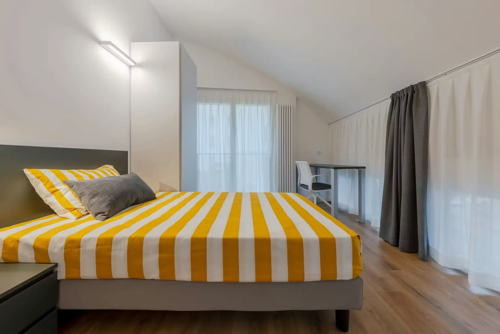 Quarto para alugar em apartamento de estudantes em , totalmente mobilado