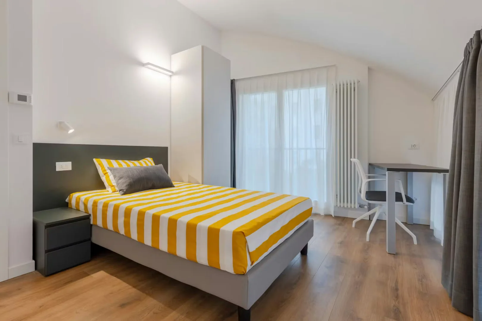 Quarto acessível para estudantes com iluminação ampla em 