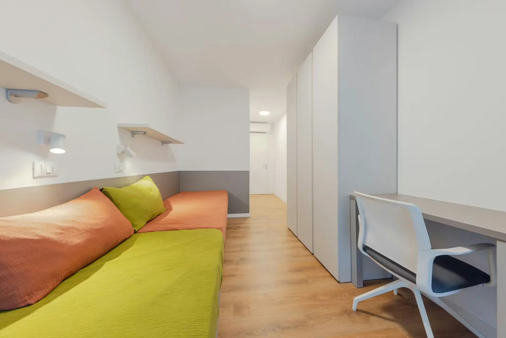 Quarto acessível para estudantes com iluminação ampla em