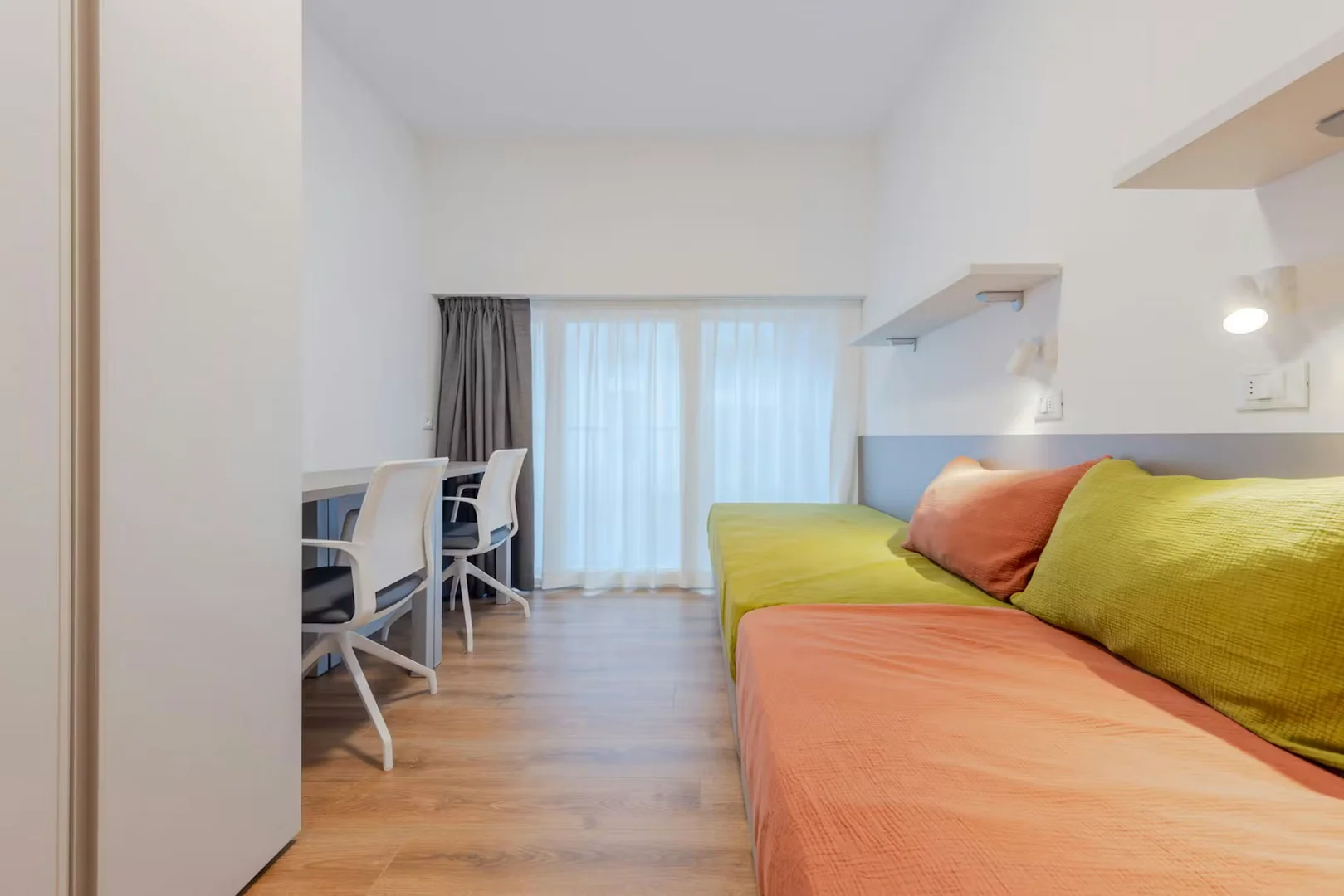Quarto acessível para estudantes com iluminação ampla em