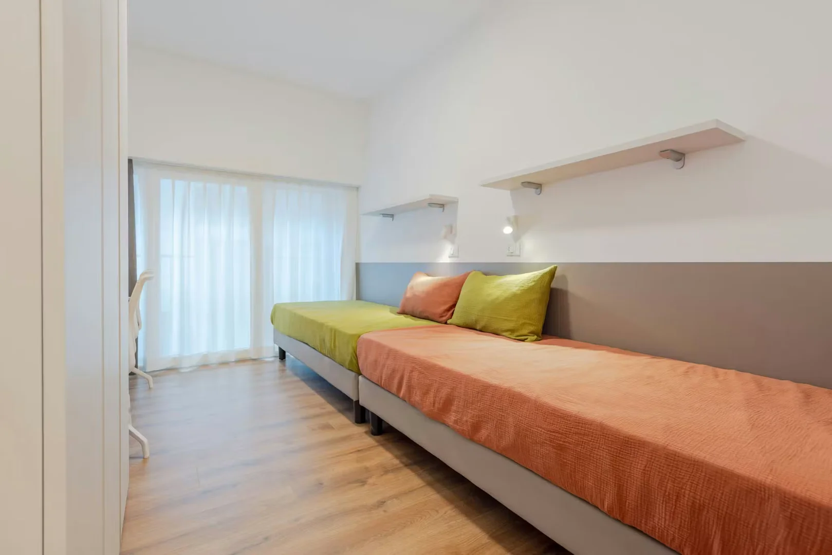 Quarto para alugar em apartamento de estudantes em , totalmente mobilado