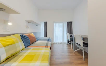 {area} de çift kişilik yataklı kiralık oda