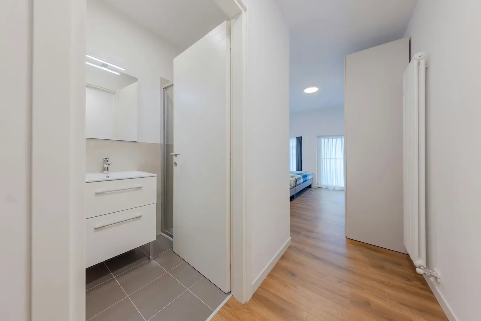 'de öğrenci dairesinde, tamamen mobilyalı kiralık oda