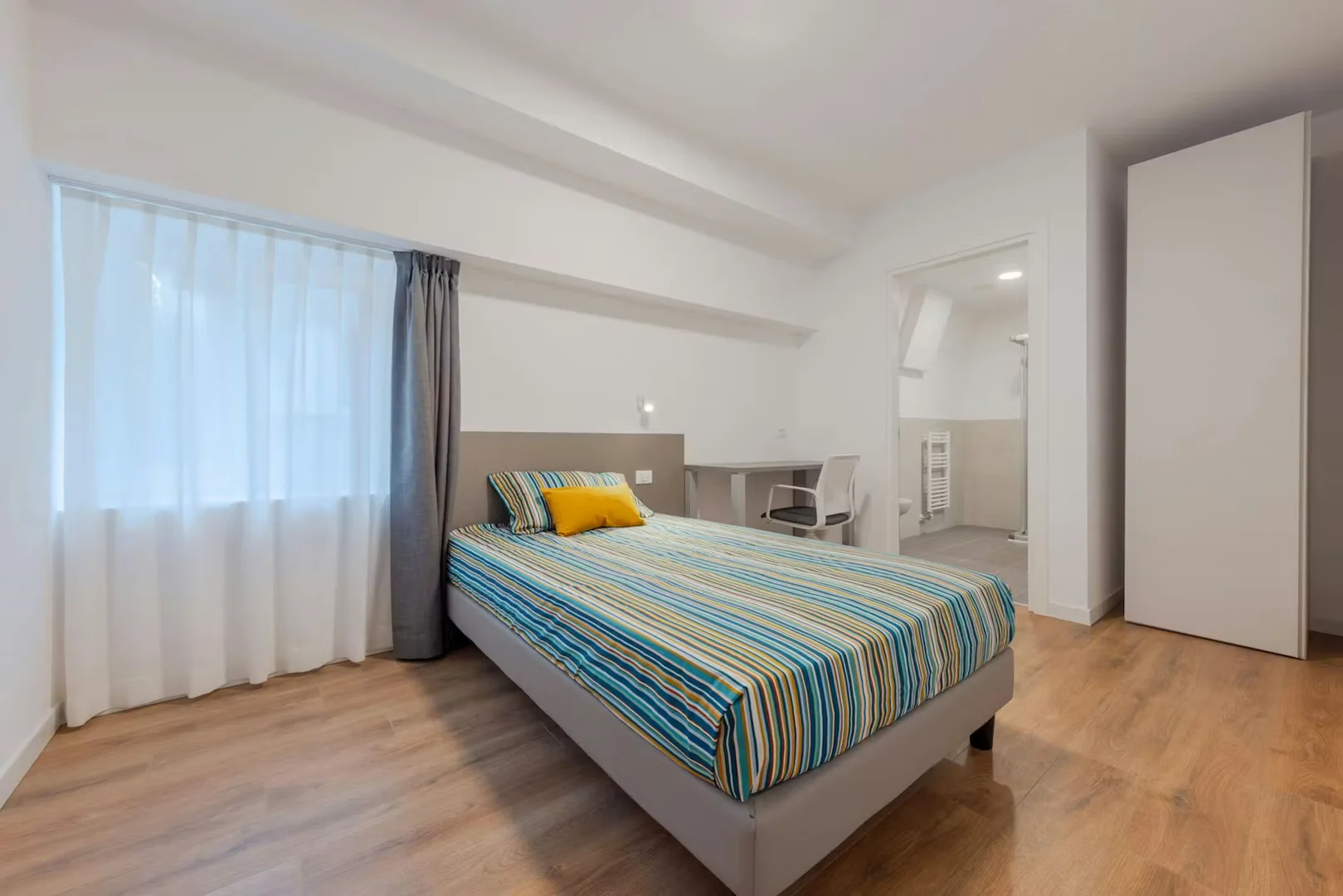 Habitación asequible para estudiantes con buena iluminación en 
