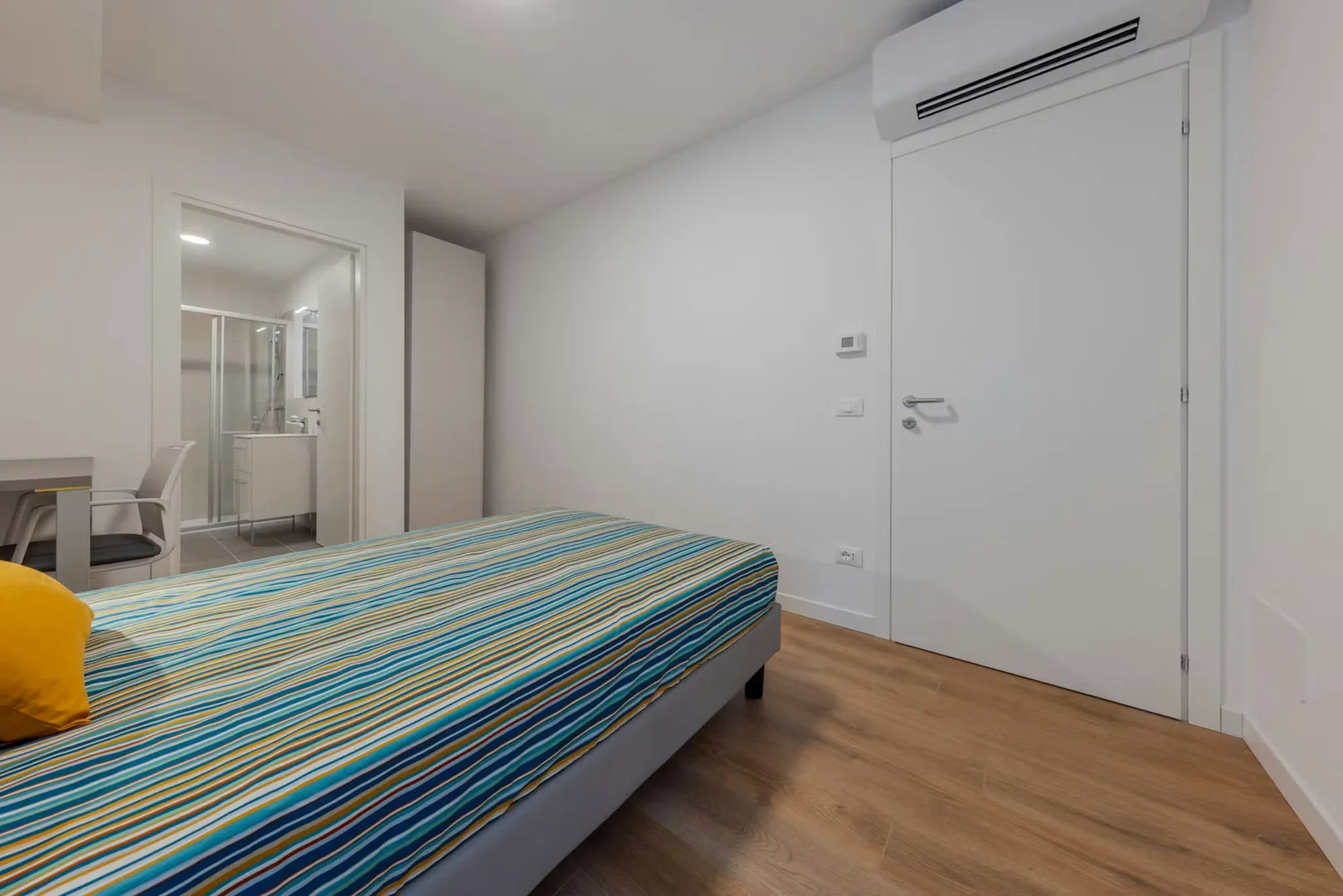 Habitación asequible para estudiantes con buena iluminación en 