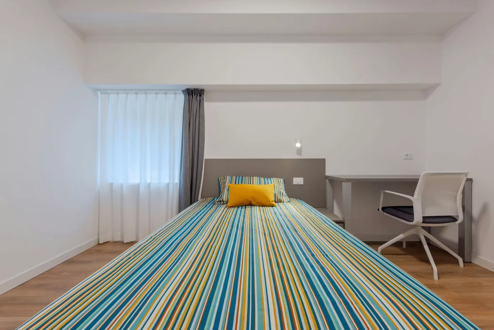 Habitación estudiantil funcional perfecta para estudiar en 
