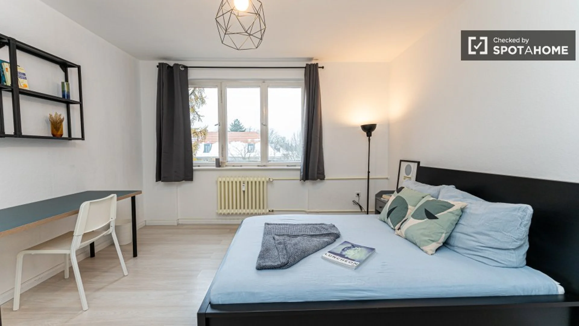 Chambre d'étudiant à avec espace d'étude et installations communes