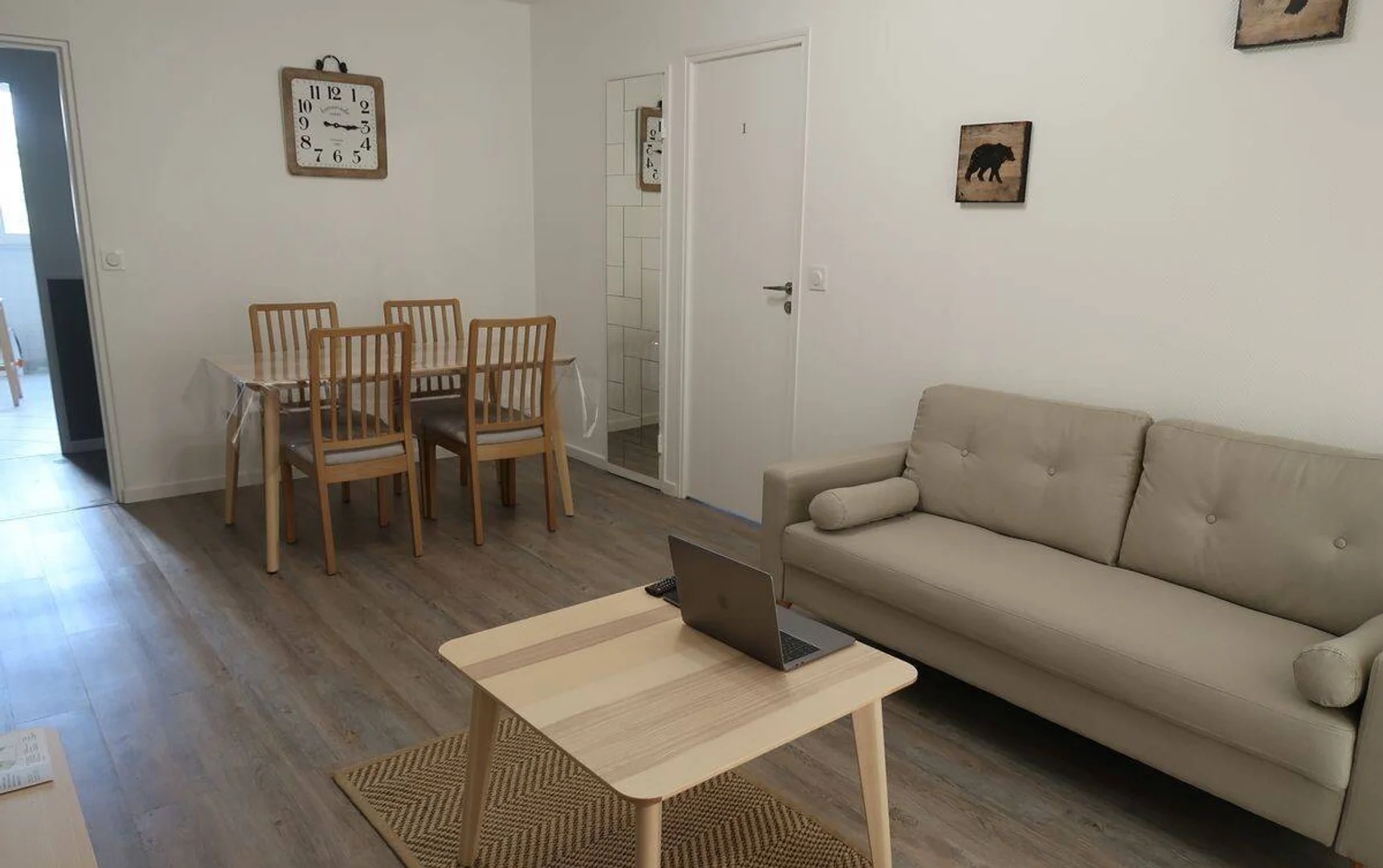 Quarto de estudante luminoso e arejado com acesso fácil à universidade em 