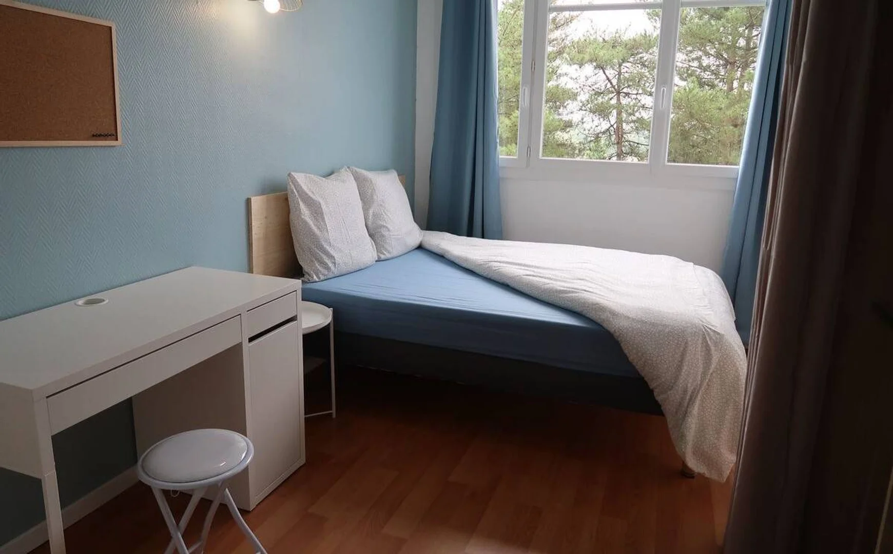 Quarto de estudante económico com localização conveniente em 