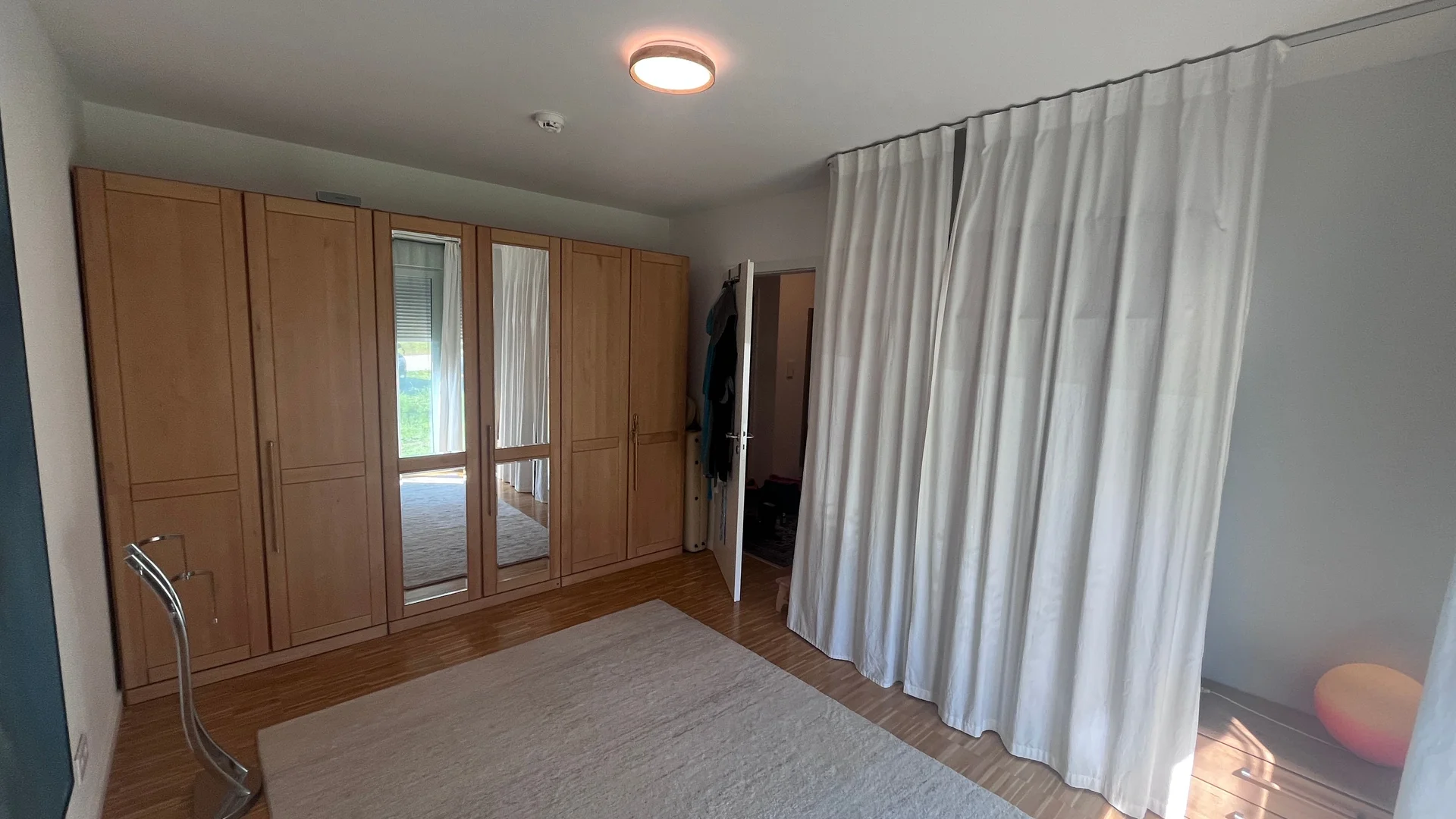 Habitación estudiantil amplia y cómoda en 