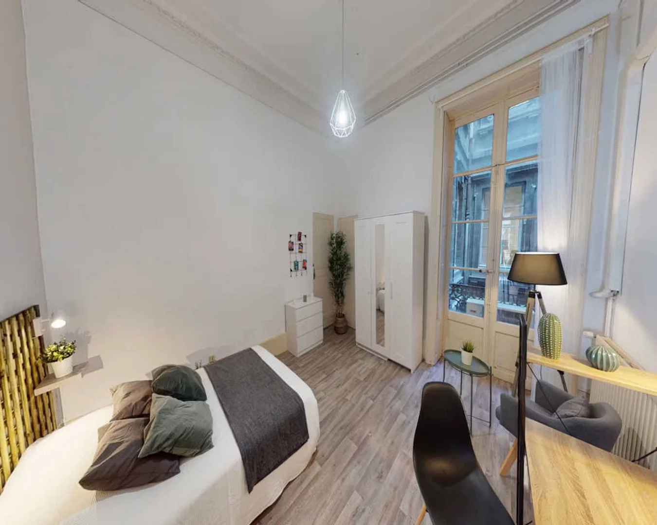 Habitación estudiantil amplia y cómoda en 