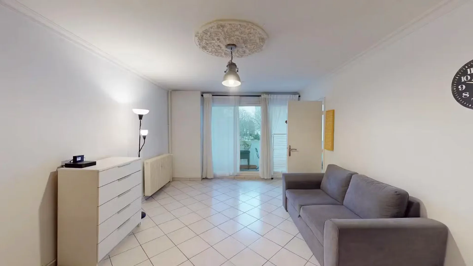 Habitación estudiantil funcional perfecta para estudiar en 