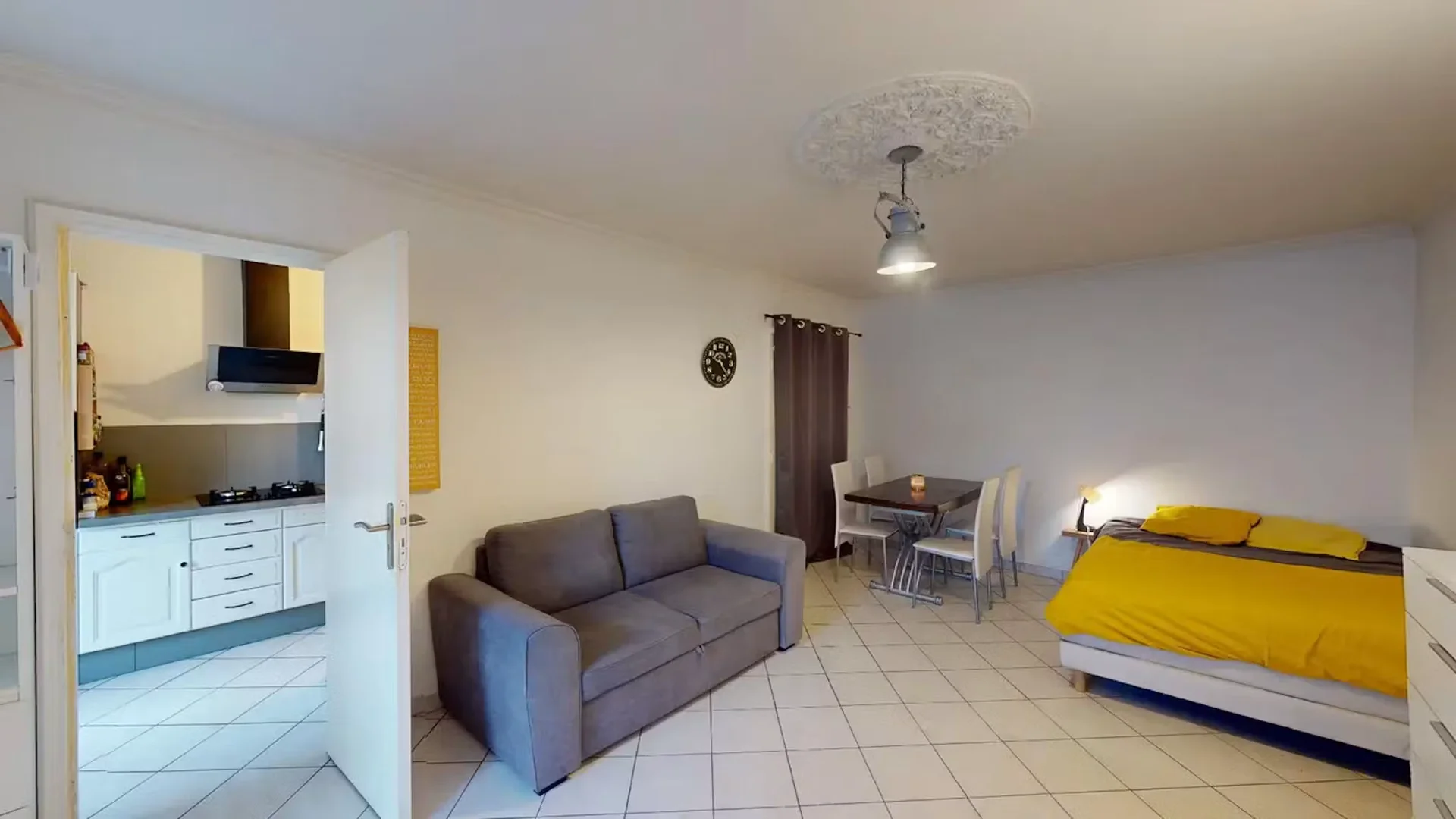 Habitación acogedora para estudiantes disponible en 