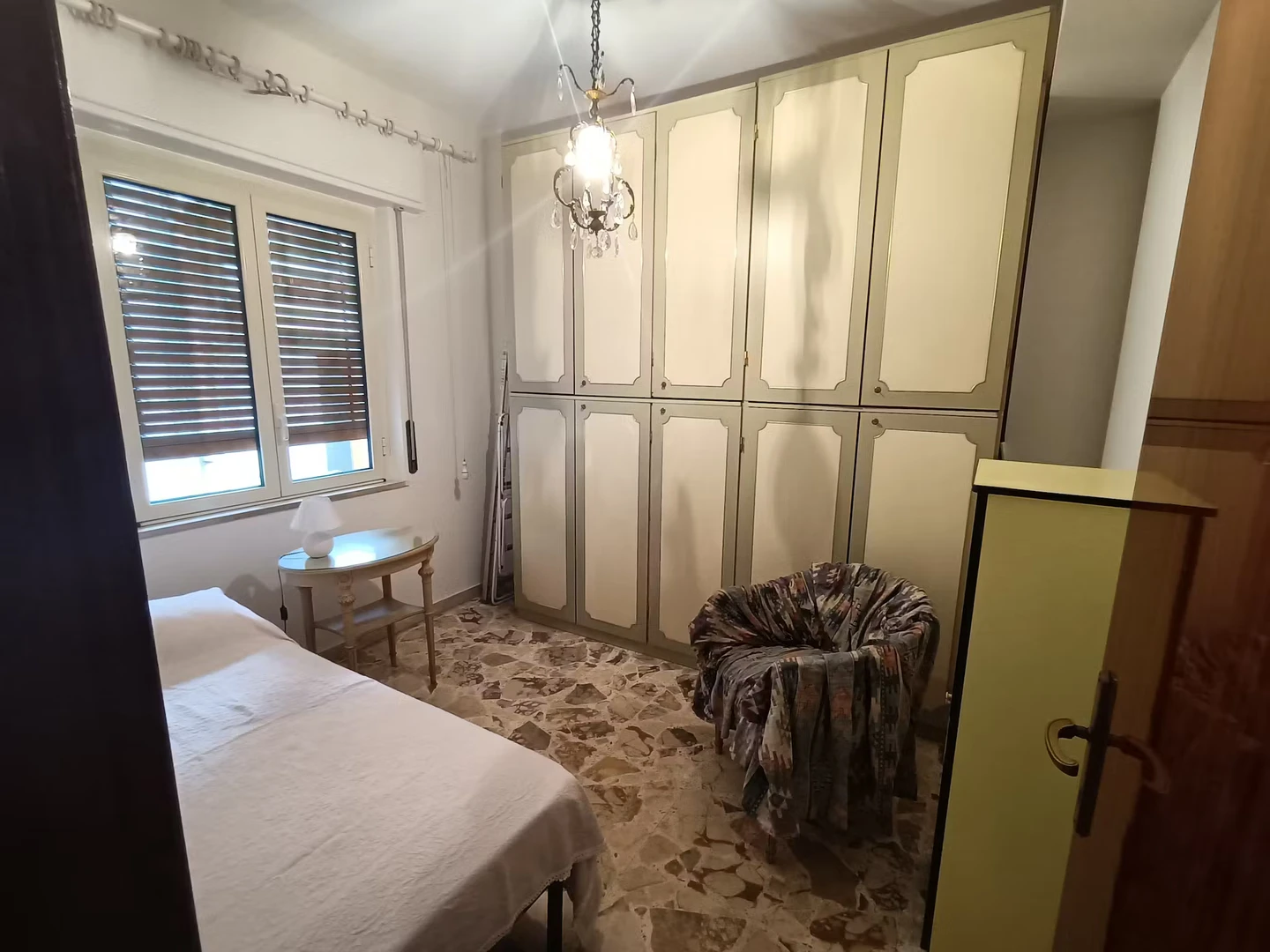 Reggio Calabria de çift kişilik yataklı kiralık oda