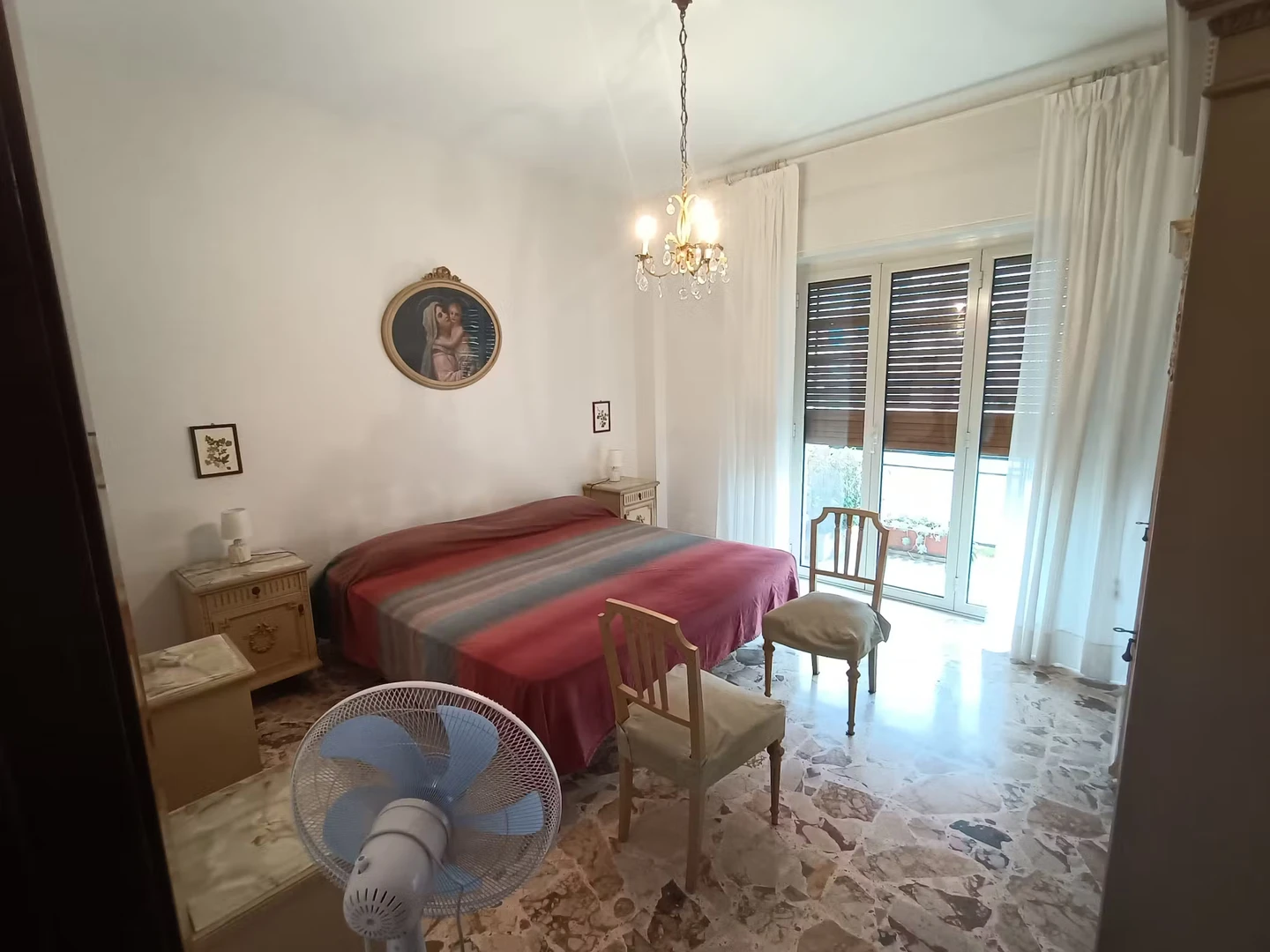 Reggio Calabria de çift kişilik yataklı kiralık oda