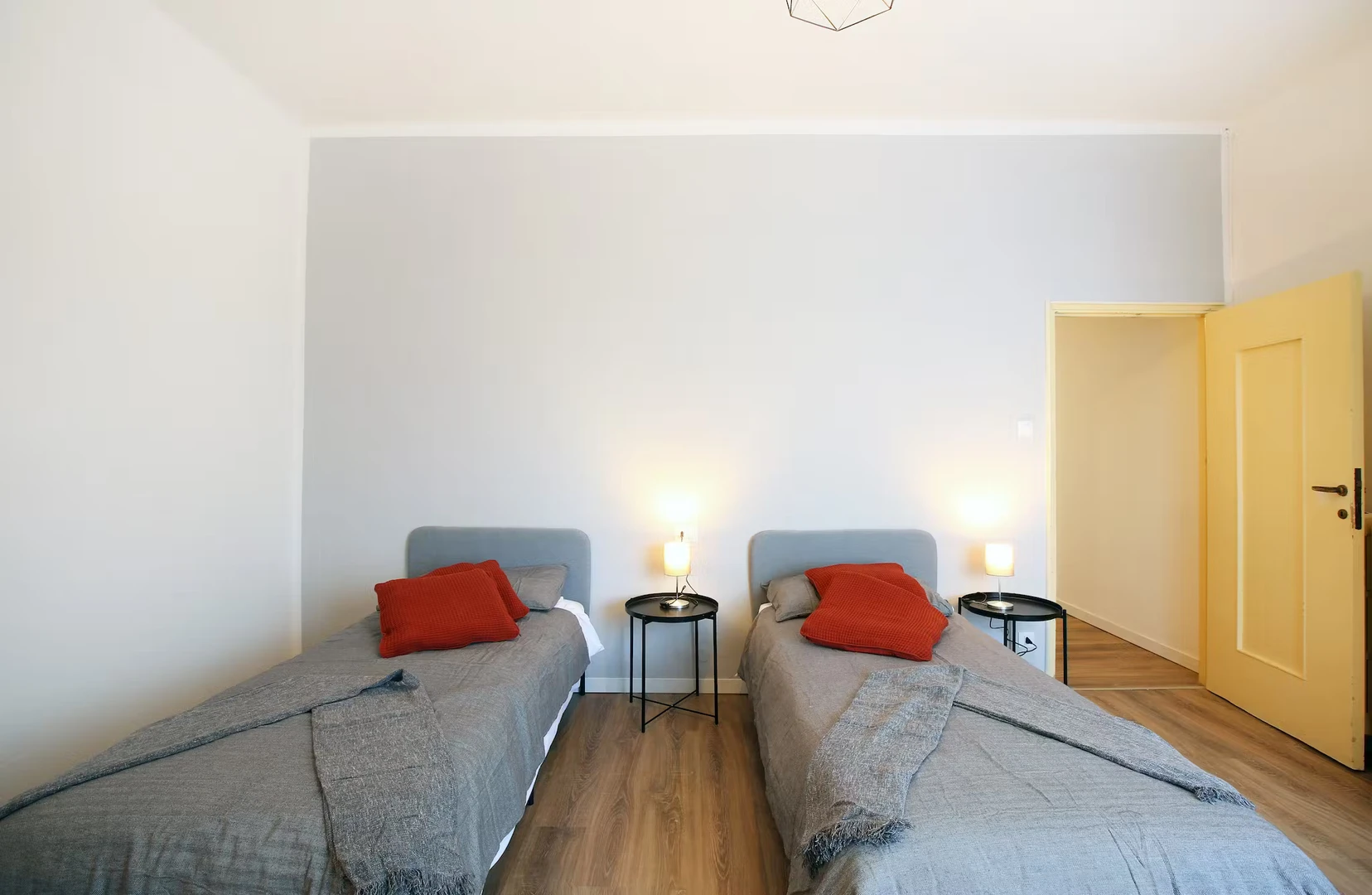 Luminosa stanza condivisa in affitto a Modena