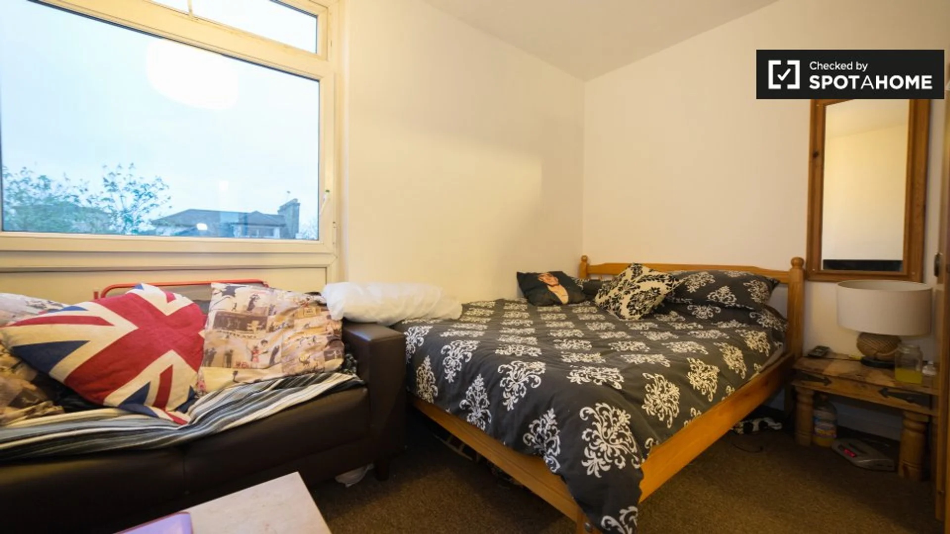 Room for rent in student apartment in , fully furnished