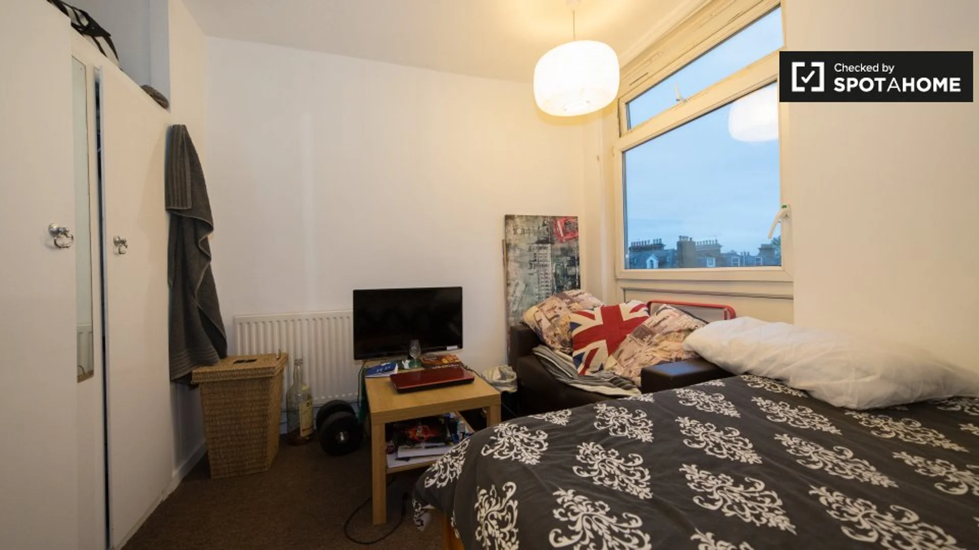 Room for rent in student apartment in , fully furnished