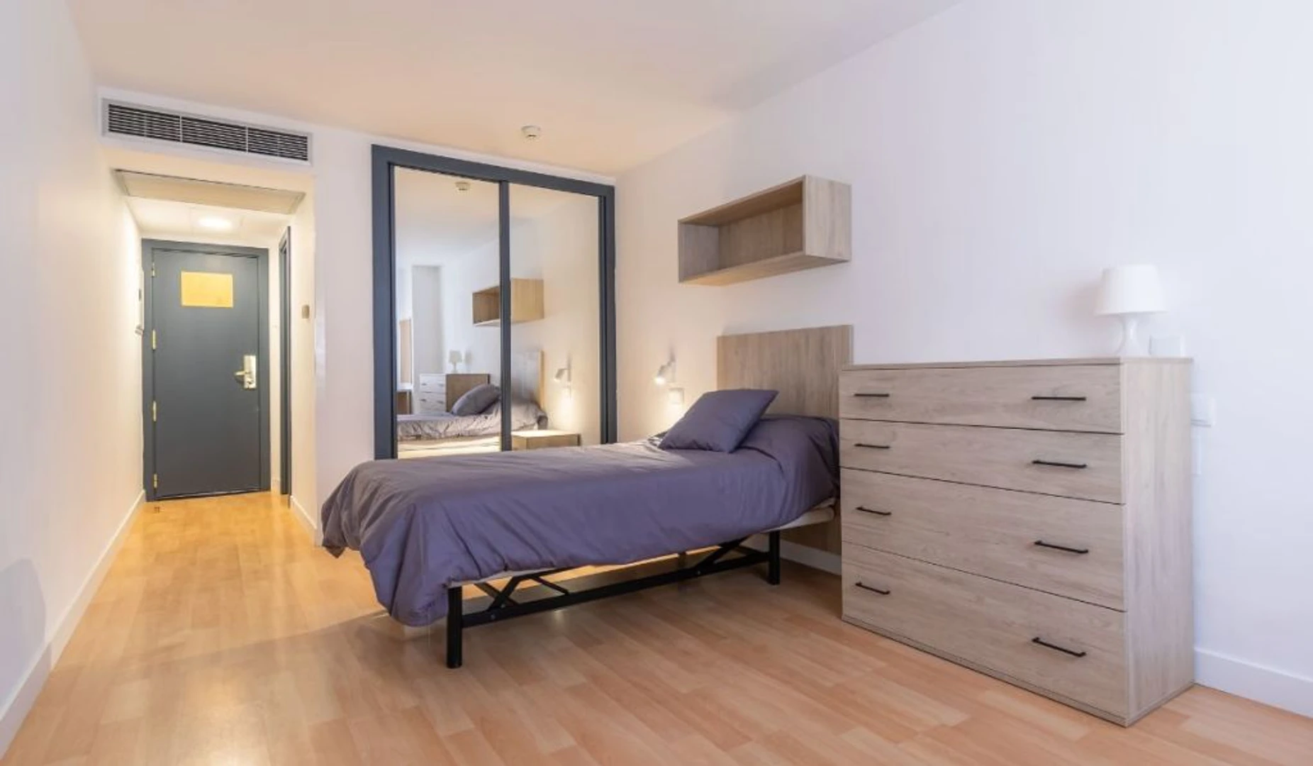 Renting rooms by the month in leganes