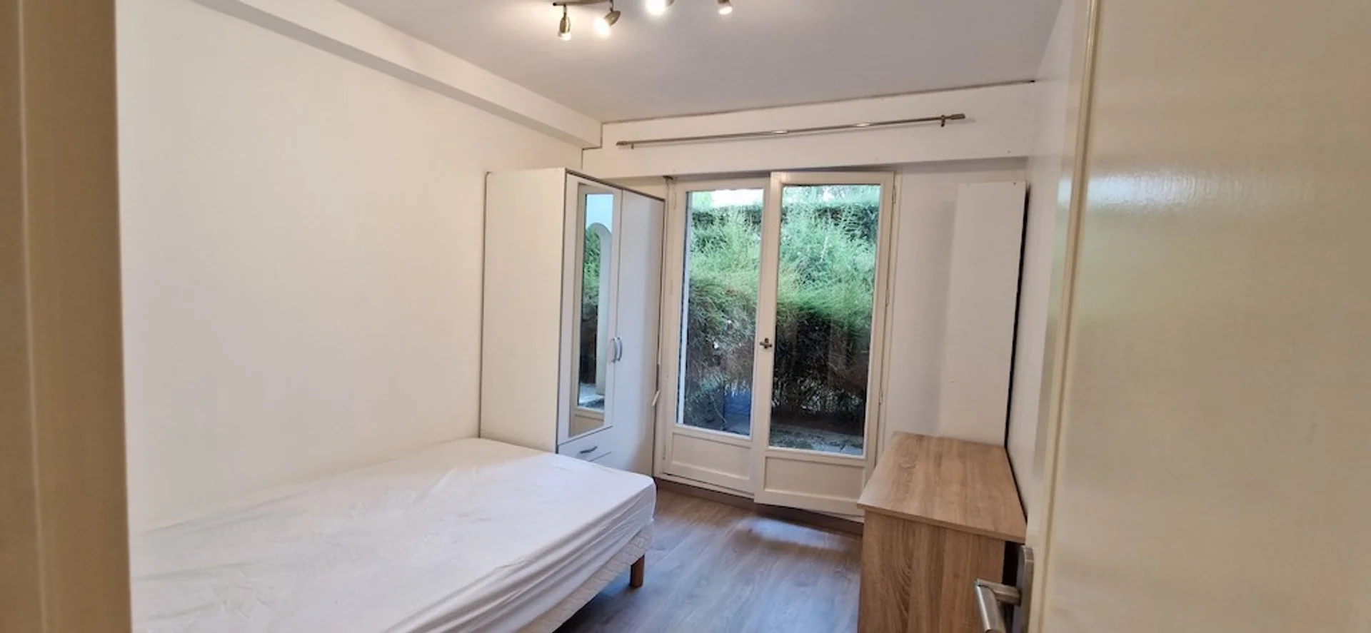 Chambre abordable pour les étudiants avec un bon éclairage dans 