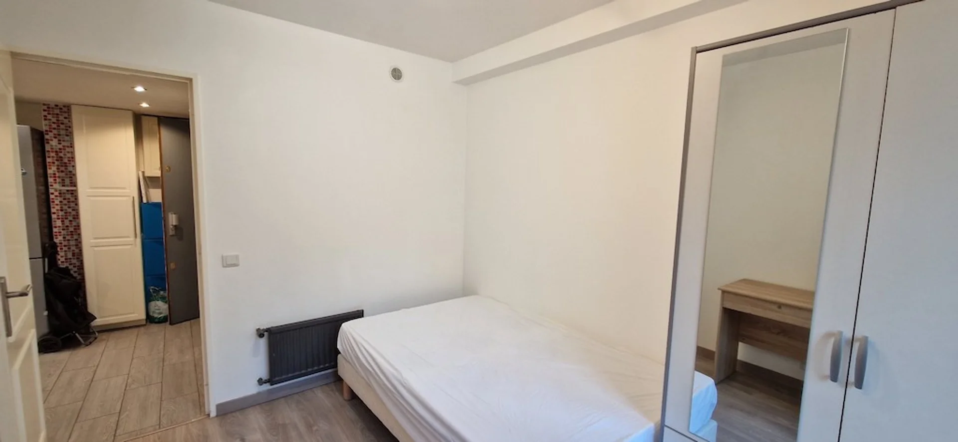Chambre confortable pour étudiants disponible dans 