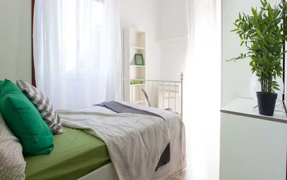 Quarto para alugar com cama de casal em {area}