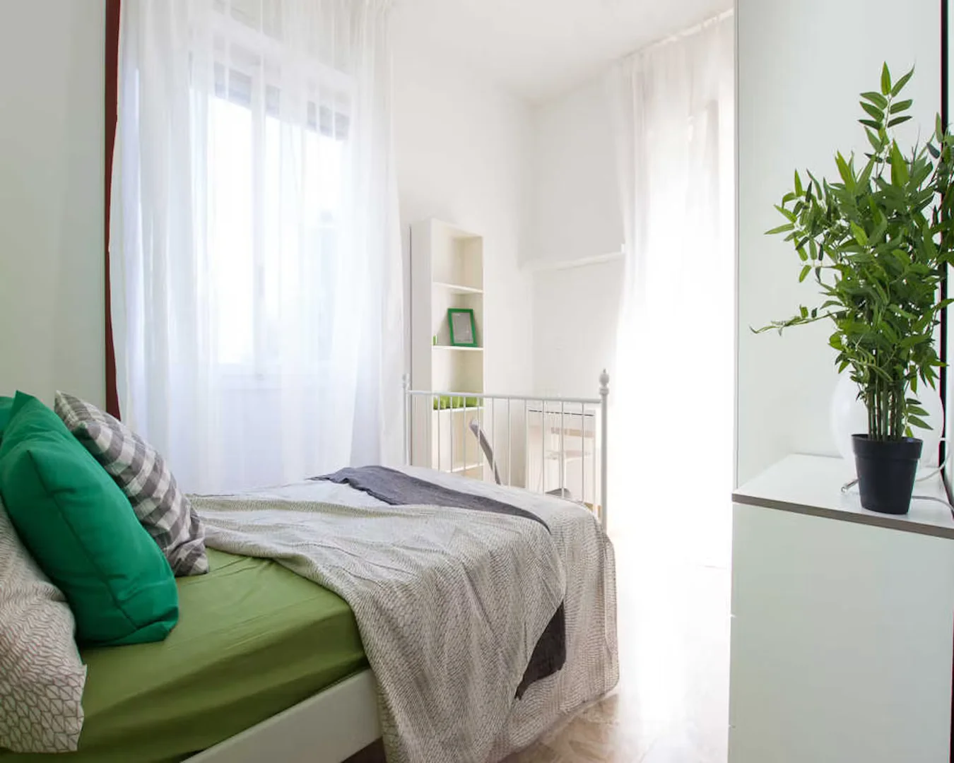 Quarto de estudante económico com localização conveniente em 
