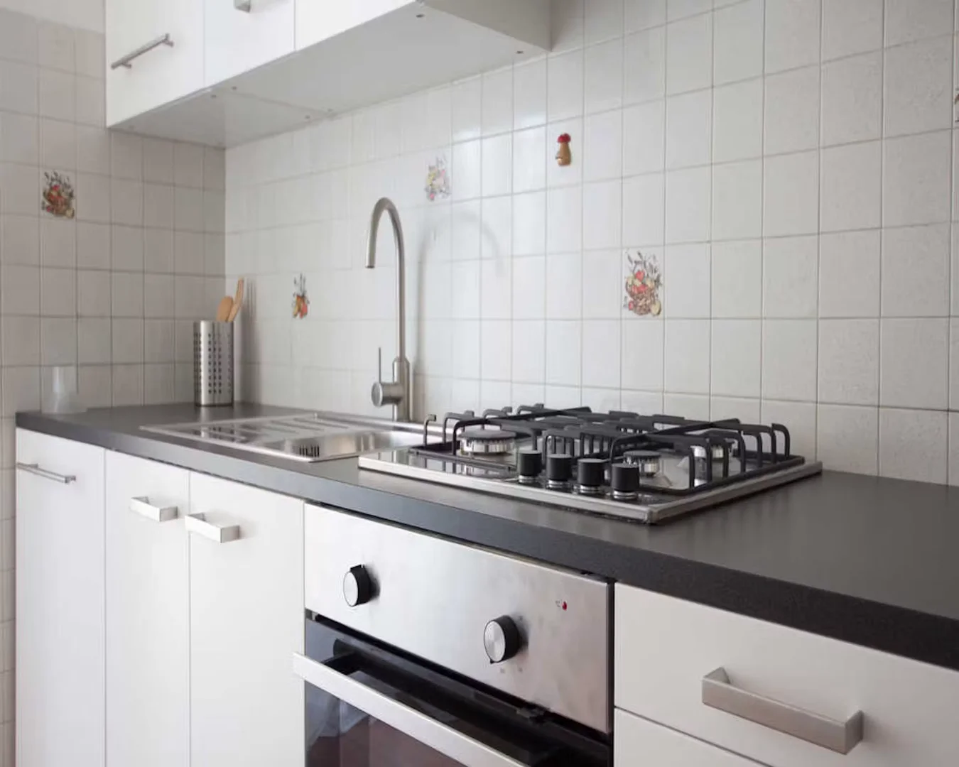 Quarto acessível para estudantes com iluminação ampla em 