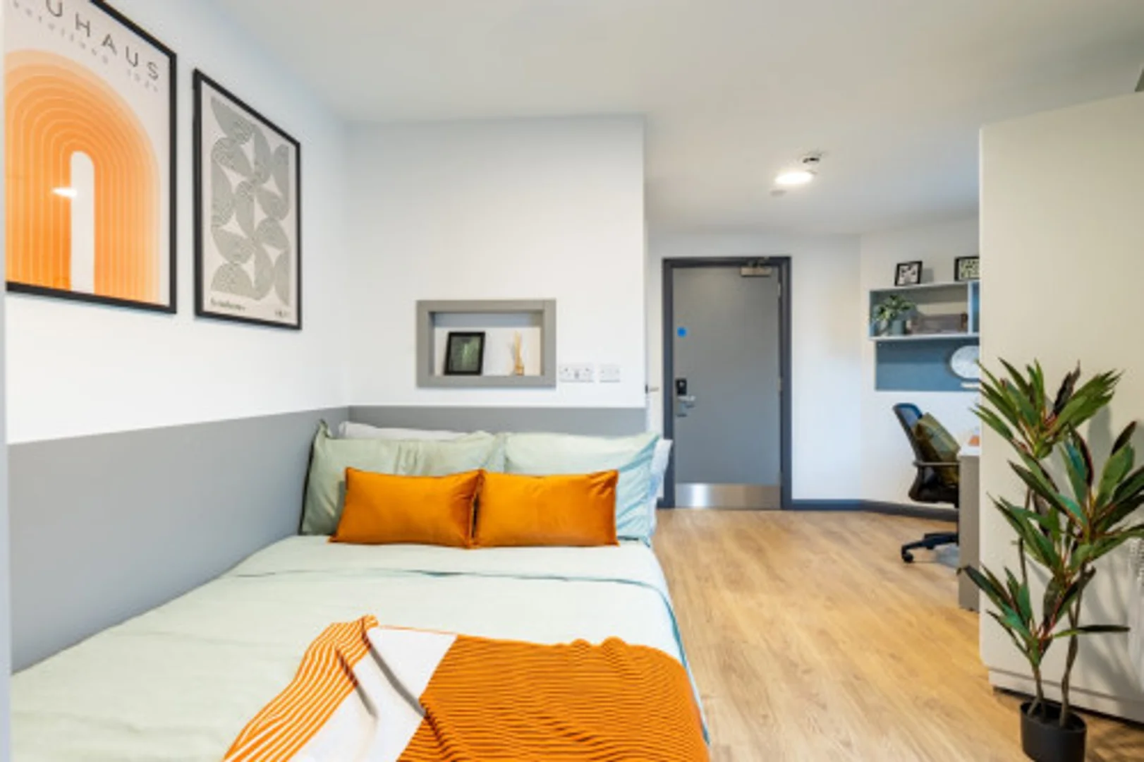 Habitación estudiantil funcional perfecta para estudiar en 
