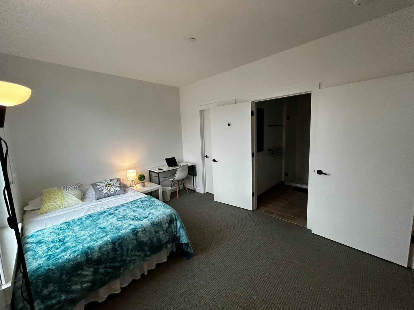 Room for rent in a shared flat in Boston