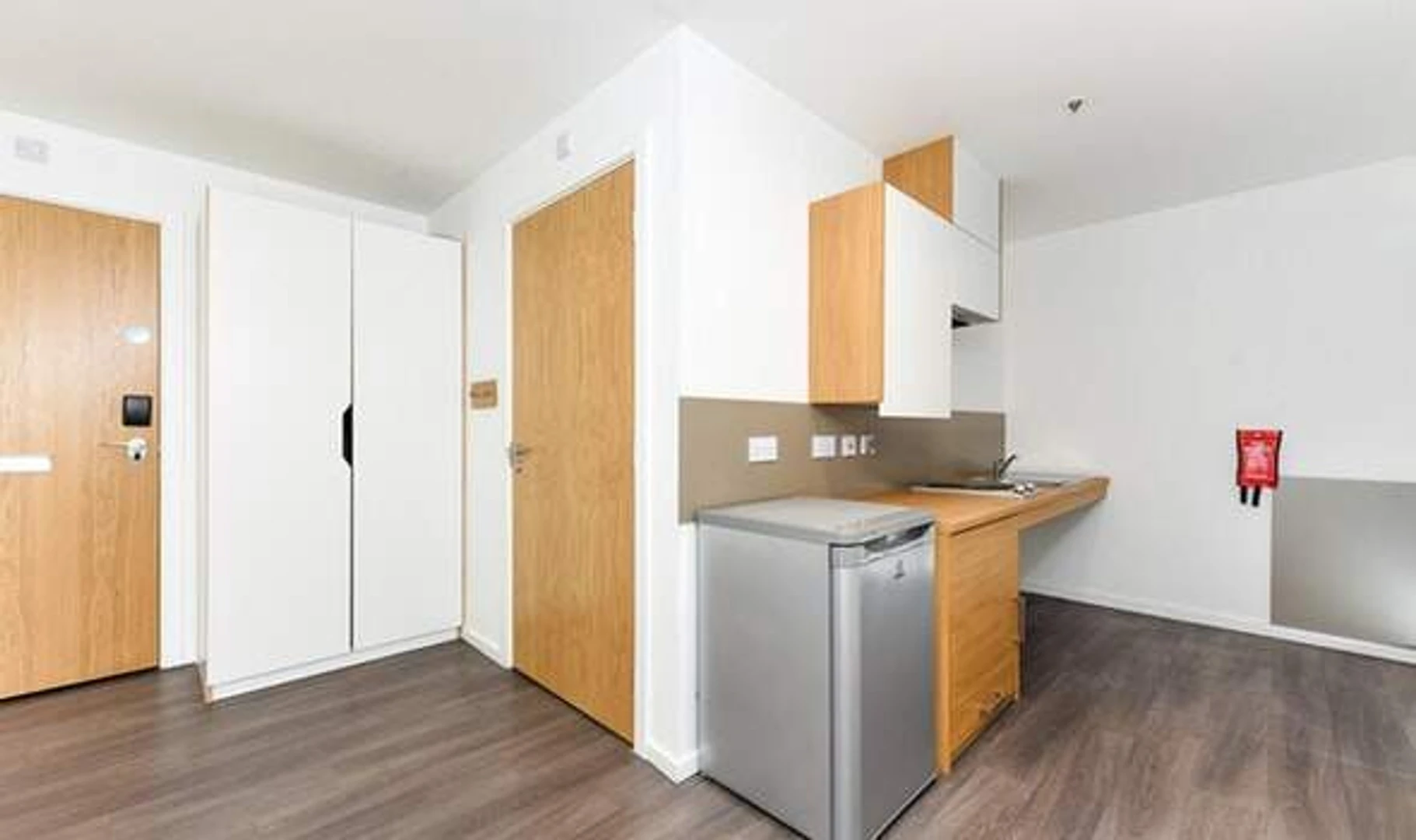 Student-friendly studio with excellent transport links in 