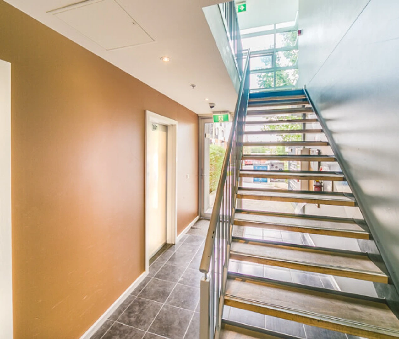 方便学生居住的单间公寓