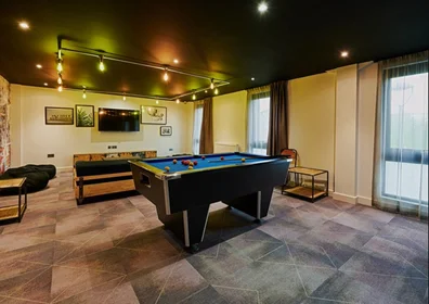 Studio at Kelvinhaugh Street, image 10 of 20