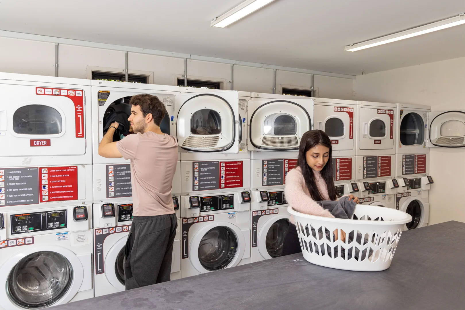 Quarto de estudante em com área de estudo e instalações partilhadas