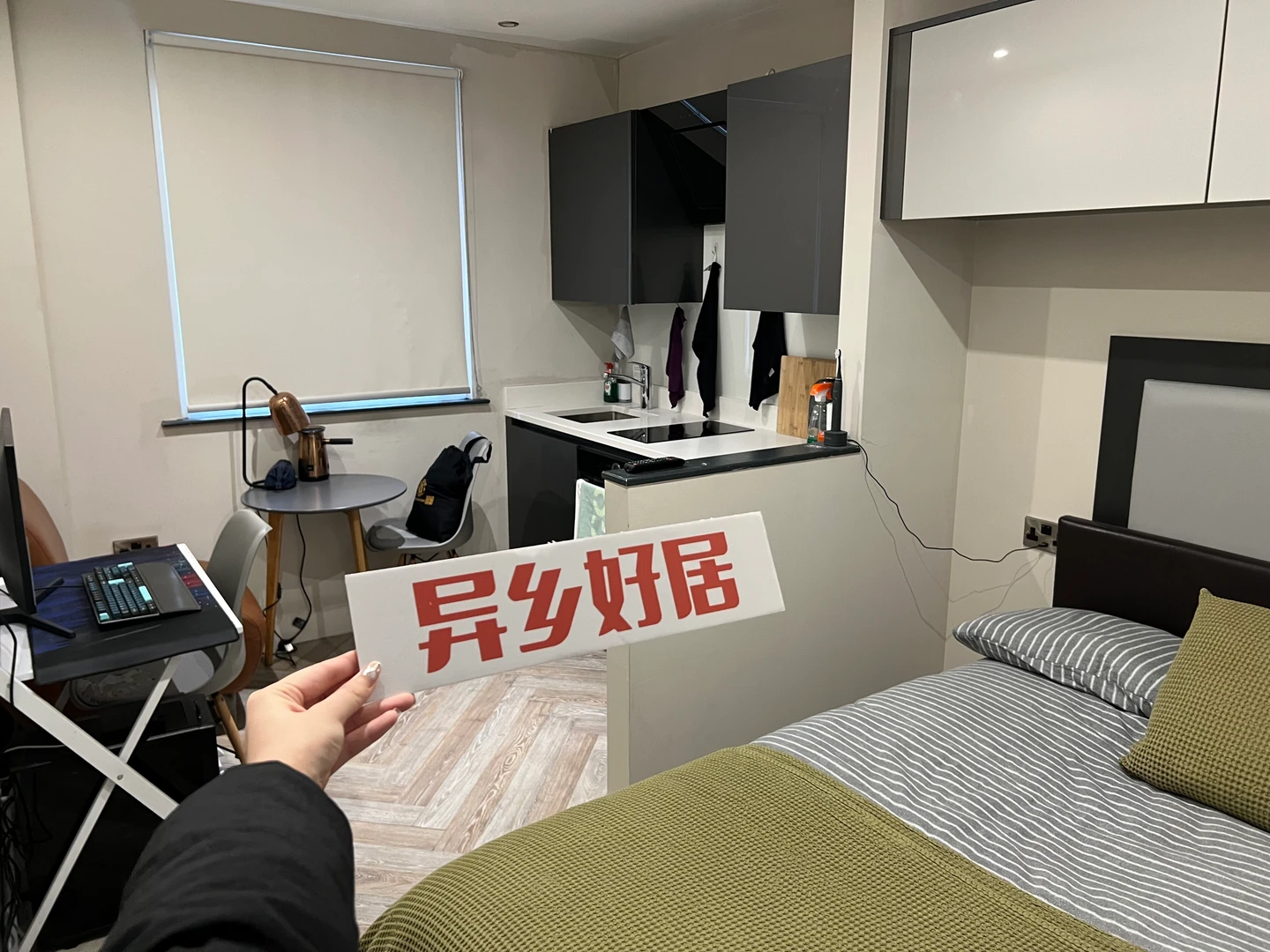 Minimalistyczna kawalerka w  z efektywnym układem