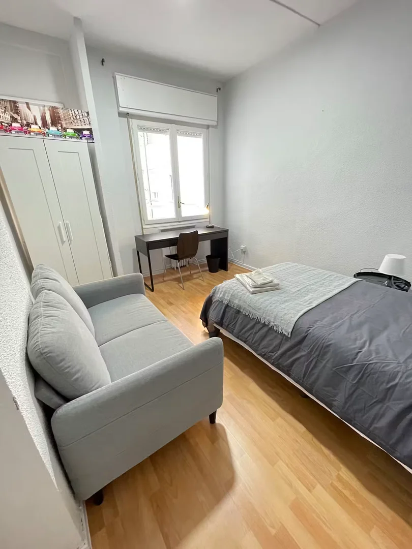 Bright and airy student room with easy university access in 