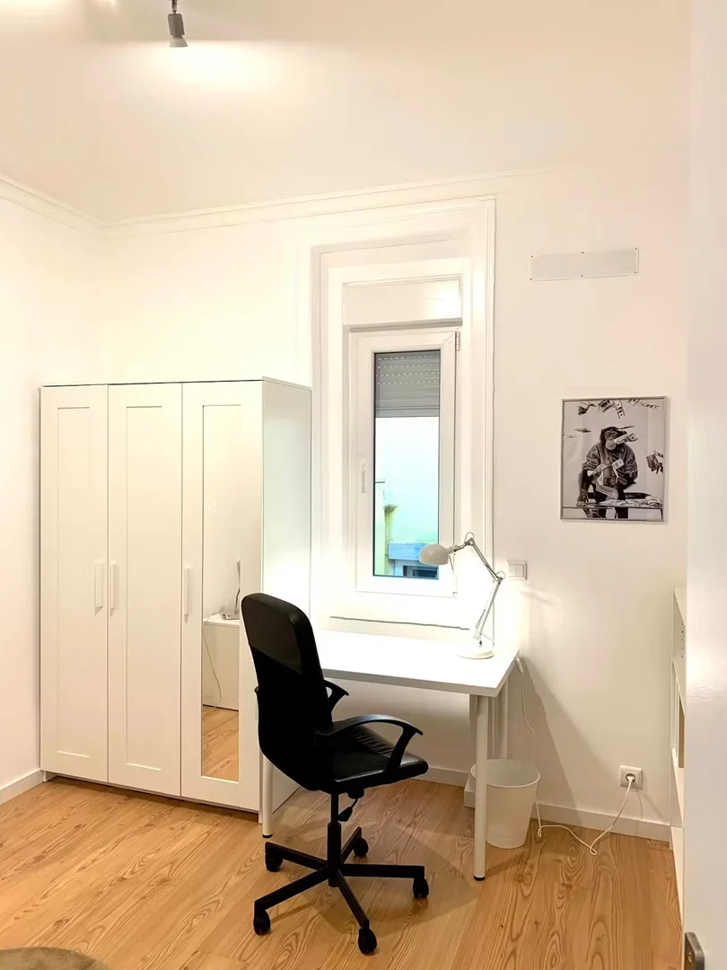 Studentenzimmer in  mit Arbeitsbereich und Gemeinschaftseinrichtungen