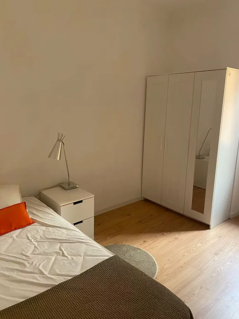 Studentenzimmer in  mit Arbeitsbereich und Gemeinschaftseinrichtungen