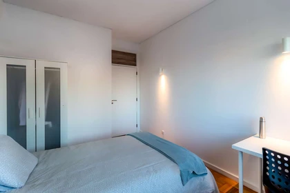 Bright private room in Porto