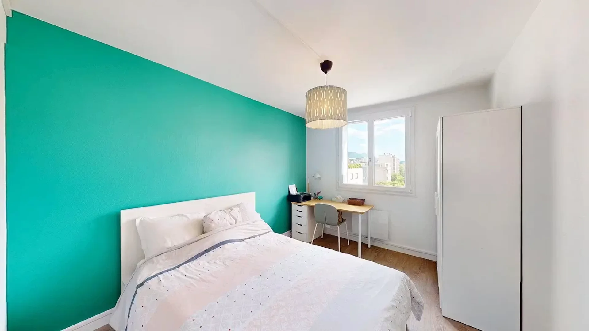 Quarto acessível para estudantes com iluminação ampla em 