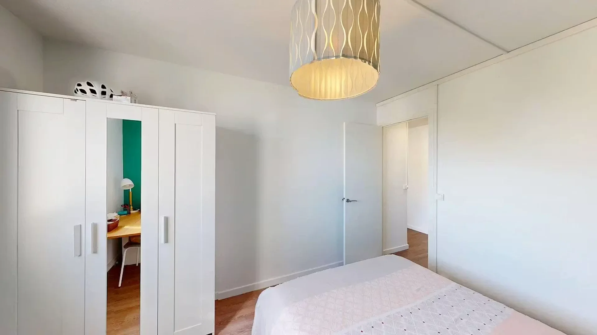 Quarto acessível para estudantes com iluminação ampla em 